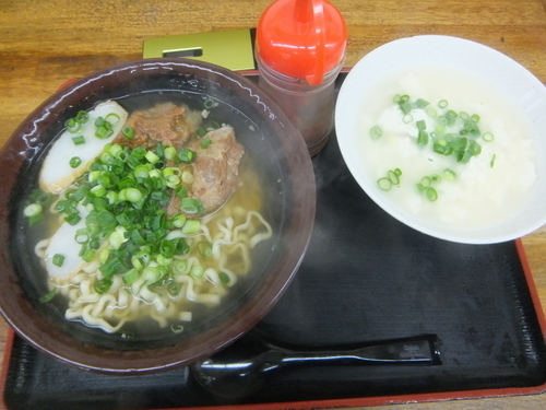 「沖縄そば500円(るるぶFREEクーポンでゆし豆腐付き)」@どん亭 牧志店の写真