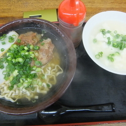 沖縄そば500円(るるぶFREEクーポンでゆし豆腐付き)