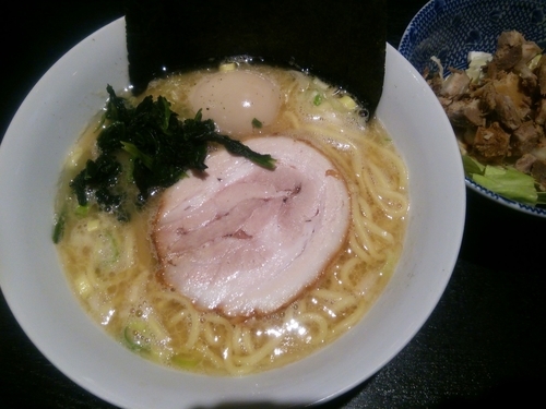 「みどり風家系らーめん（薄め、硬め、多め）＋味玉＋キャベチャー」@麺処 みどりの写真