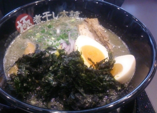 「極濃煮干しラーメン 味玉付 黒バラ海苔」@極煮干し本舗 荒川沖店の写真