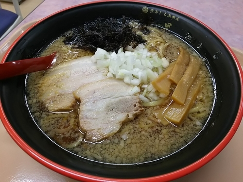 「燕黒らあめん　（大盛り：サービス券）」@煮干しらあめん 燕黒 村井店の写真