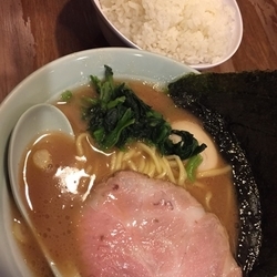 味玉ラーメン（780円）+サービスライス（大）