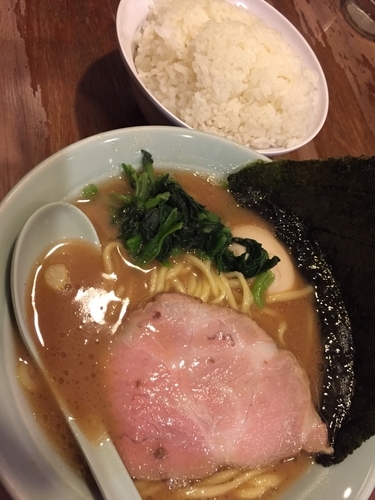 「味玉ラーメン（780円）+サービスライス（大）」@横浜家系らーめん 家丸の写真