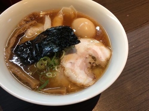 「山水地鶏ワンタン醤油らぁ麺 名古屋コーチン味付たまご」@支那そばや 本店の写真