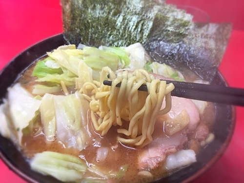 「ラーメン中盛＋キャベツ＋海苔」@ラーメン杉田家の写真
