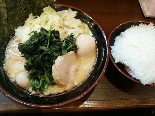 「味玉ラーメン+キャベツ+ほうれん草増し+大ライス」@横浜家系ラーメン 一刀家 蒲田店の写真