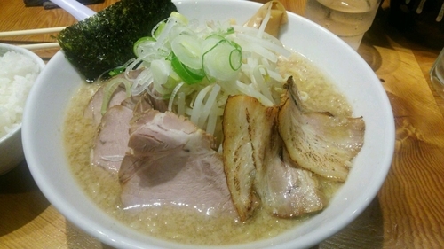 「チャーシューのせ元(脂多め)+大盛+もやし+ライス」@野方ホープ 高田馬場店の写真