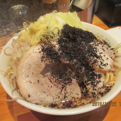 剣ラーメン　大　￥850　黒一辛￥50