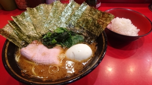 「ラーメン(麺硬め･味濃いめ)+海苔・玉葱・白玉」@家系総本山 ラーメン吉村家の写真