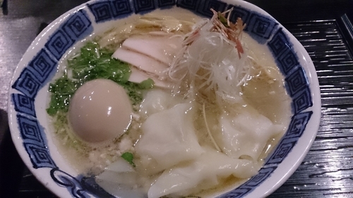 「海老ワンタン入り つくば茜鶏らぁめん塩＋味玉」@龍のひげの写真