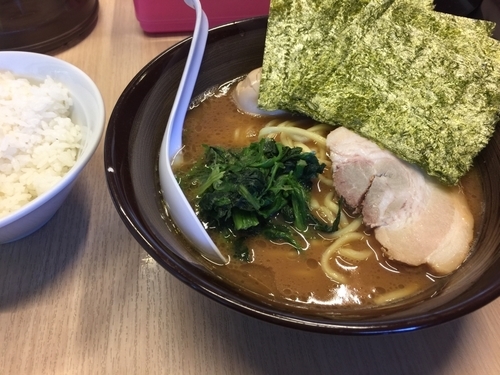 「味玉ラーメン硬め濃いめ、サービス中ライス」@横浜家系ラーメン 銀家 大和店の写真