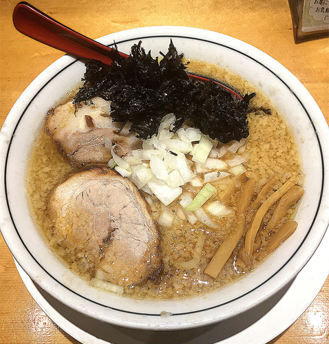 「背脂醤油らー麺　800円」@焼きあご塩らー麺 たかはし 新宿本店の写真