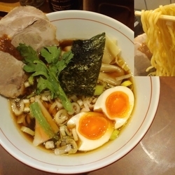 醤油ラーメン味玉750円