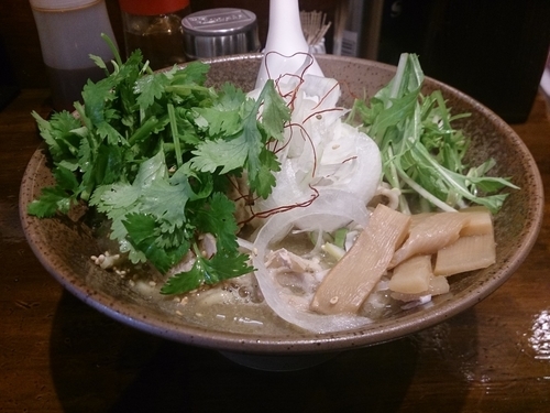 「肉なんばんらーめん+パクチー」@Red Bee POWERED by まごころ厨房の写真