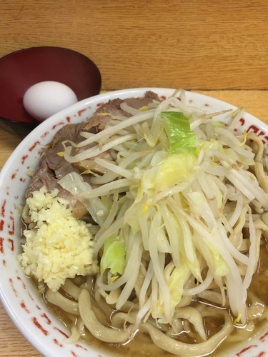「小 野菜少なめ ニンニク 生卵」@ラーメン二郎 環七新新代田店の写真