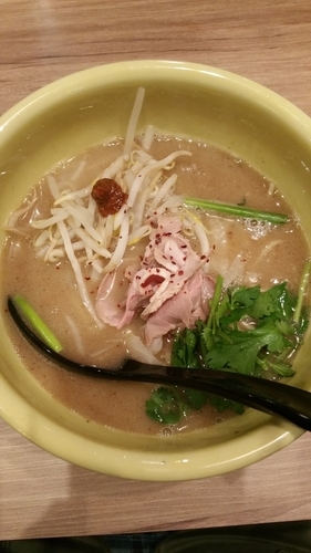 「スパイストンコツソバ」@ソラノイロ トンコツ&キノコの写真