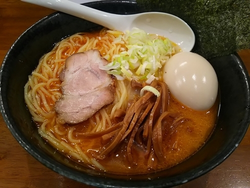 「赤ラーメン　（大盛り）　＋味玉：サービス券」@New old style ゆいが 三郷店の写真