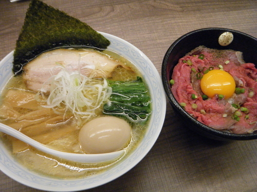 「海の塩中華そば味玉800円+ローストビーフ丼370円」@東大和ラーメン大冬樹Season2の写真