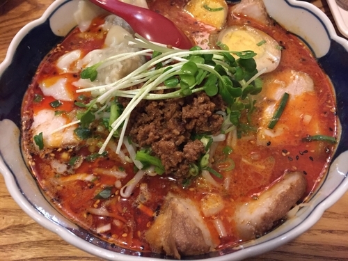 「黒胡麻ワンタンチャーシューメン：800円」@元祖ぴかいちの写真