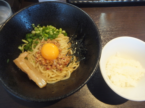 「まぜそば700円(イベントにて100円)＆特製餃子350円」@麺屋ひぶたの写真