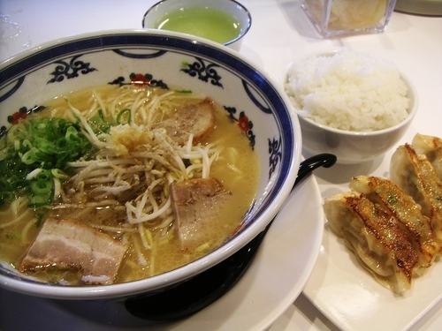 「ラーメン中＋セット」@マルチョンラーメン 与次郎店の写真