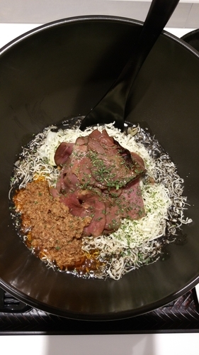 「牛タンまぜそば黒」@牛タンレストラン陣中 歌舞伎町店の写真