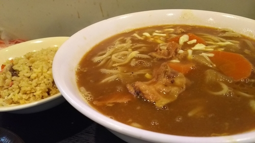 「カレーラーメンと半チャーハン（本日のサービスランチ）」@らーめん なかやの写真