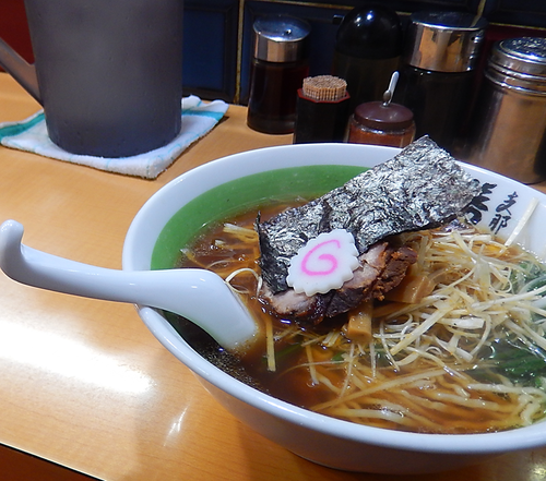 「昭和の中華そば＋葱（980円）」@支那そば 勝丸 目黒本店の写真