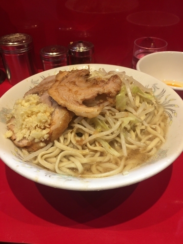 「大ラーメン 生たまご にんにく」@ラーメン二郎 西台駅前店の写真