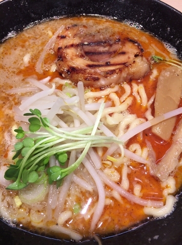 「炙り肉のせ濃厚魚介豚骨味噌ラーメン」@頑者製麺所 エキア成増店の写真