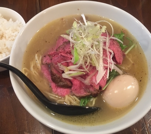 「味玉牛骨塩ラーメン900円+ローストビーフ乗せ放題300円+白ご」@肉とワインOKIGARU BARの写真