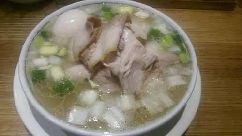 「バラそば(塩)+チャーシュー(バラ肉)+半熟味玉+替玉」@玉 バラそば屋 中野店の写真