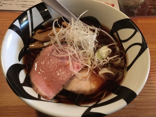 「鴨脂と白トリュフオイルの醤油ラーメン」@ラーメンバル 凌駕 ドロップスの写真