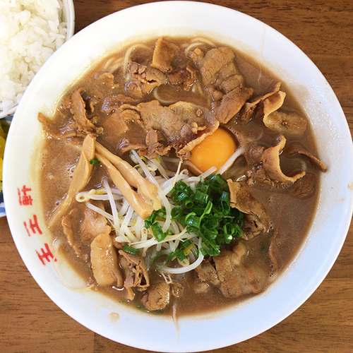 「支那そば 肉玉子入（小）＋めし（小）」@支那そば 王王軒 本店の写真