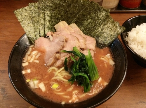 「チャーシュー麺 海苔増し サービスライス」@横浜家系らーめん 武道家 吉祥寺店の写真