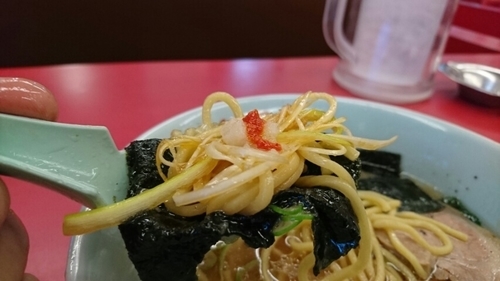 「醤油ラーメン(サー券１０枚)＋ネギ(１６０円)」@山岡家 狭山店の写真
