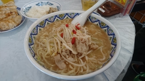 「限定/豚肉の超コラーゲン麵+大盛り+他」@中国ラーメン 揚州商人 昭島モリタウン店の写真