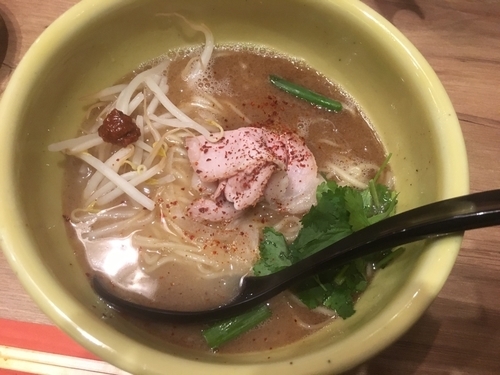 「スパイストンコツソバ900円」@ソラノイロ トンコツ&キノコの写真