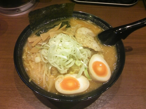 「赤味噌らーめん　+大盛　+味玉（サービス）」@北海道らーめん ほしみ屋 日本橋浜町店の写真