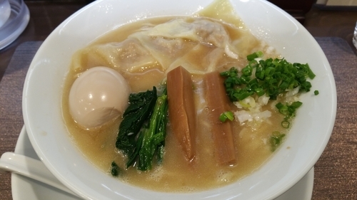 「ワンタンメン味玉入り(900円)+大盛(100円)」@麺匠 きくちの写真