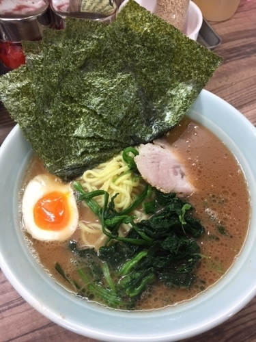 「本店ラーメン（並）　800円　※サービスライス付き」@横浜ラーメン 武蔵家 中野本店の写真