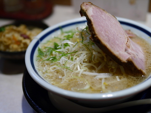 「塩ラーメン＋季節の炊き込みおにぎり」@神名備の写真