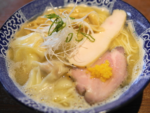 「中華そば（麺140g） 白 サービス大盛＋サービスワンタン」@中華そば 虎桜の写真
