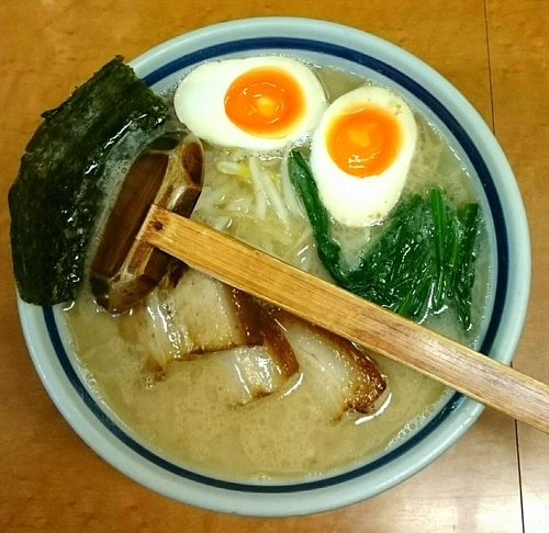 「皮付き背脂入りらーめん 味付玉子」@麺友 一誠の写真