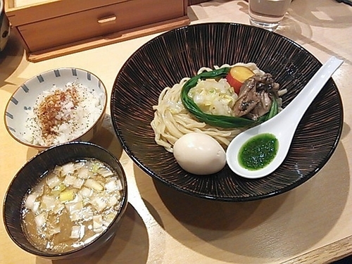 「牡蠣味噌つけそば＋味玉、背あぶら飯」@饗 くろ㐂の写真