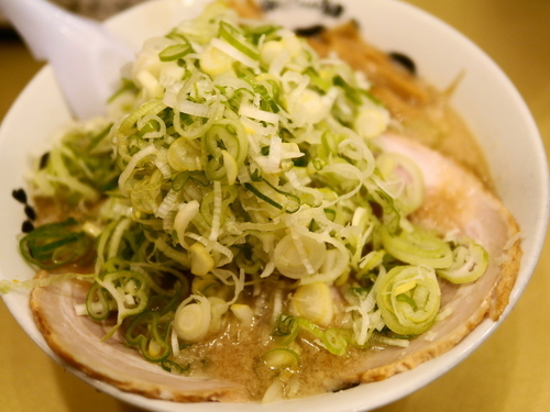 「しょう油ラーメン ごっつ 薬味多目」@超ごってり麺 ごっつ 秋葉原店の写真