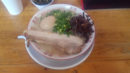 「味玉醤油豚骨らーめん　替玉」@中華そば専門 めんやいただきの写真