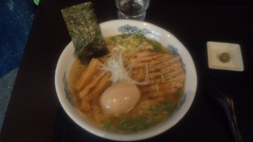 「アゴサンマ煮干しらぁめん醤油（大）味玉付き」@龍のひげの写真