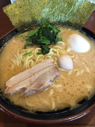 「味玉ラーメン麺増し900円、硬め濃いめ」@横浜家系ラーメン 鶴見家 善行店の写真