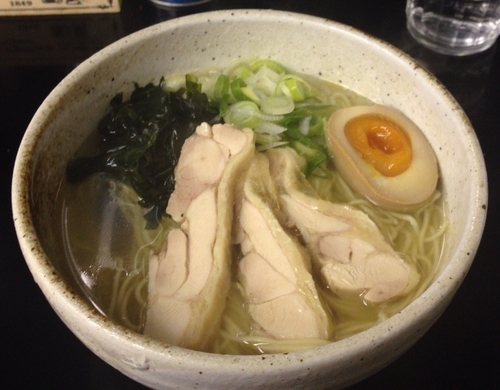 「鶏ソバ(しお味･中盛)＋鶏飯(800円＋150円)」@潮中華 KAZEの写真